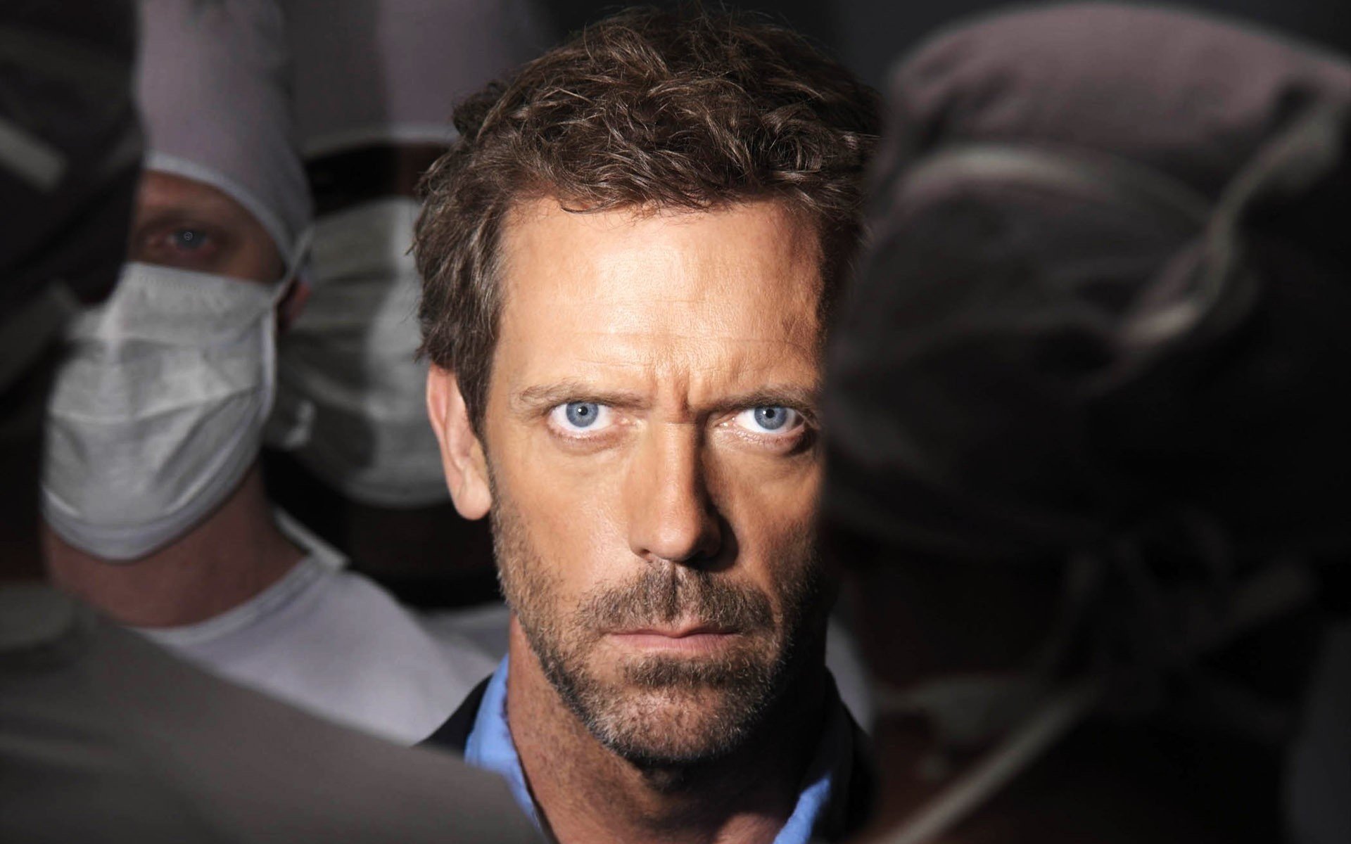 dr house hugh laurie bandages robes blanches portrait visage yeux regard hommes acteurs de cinéma cinéma poils barbe mal rasé médecins respirateur