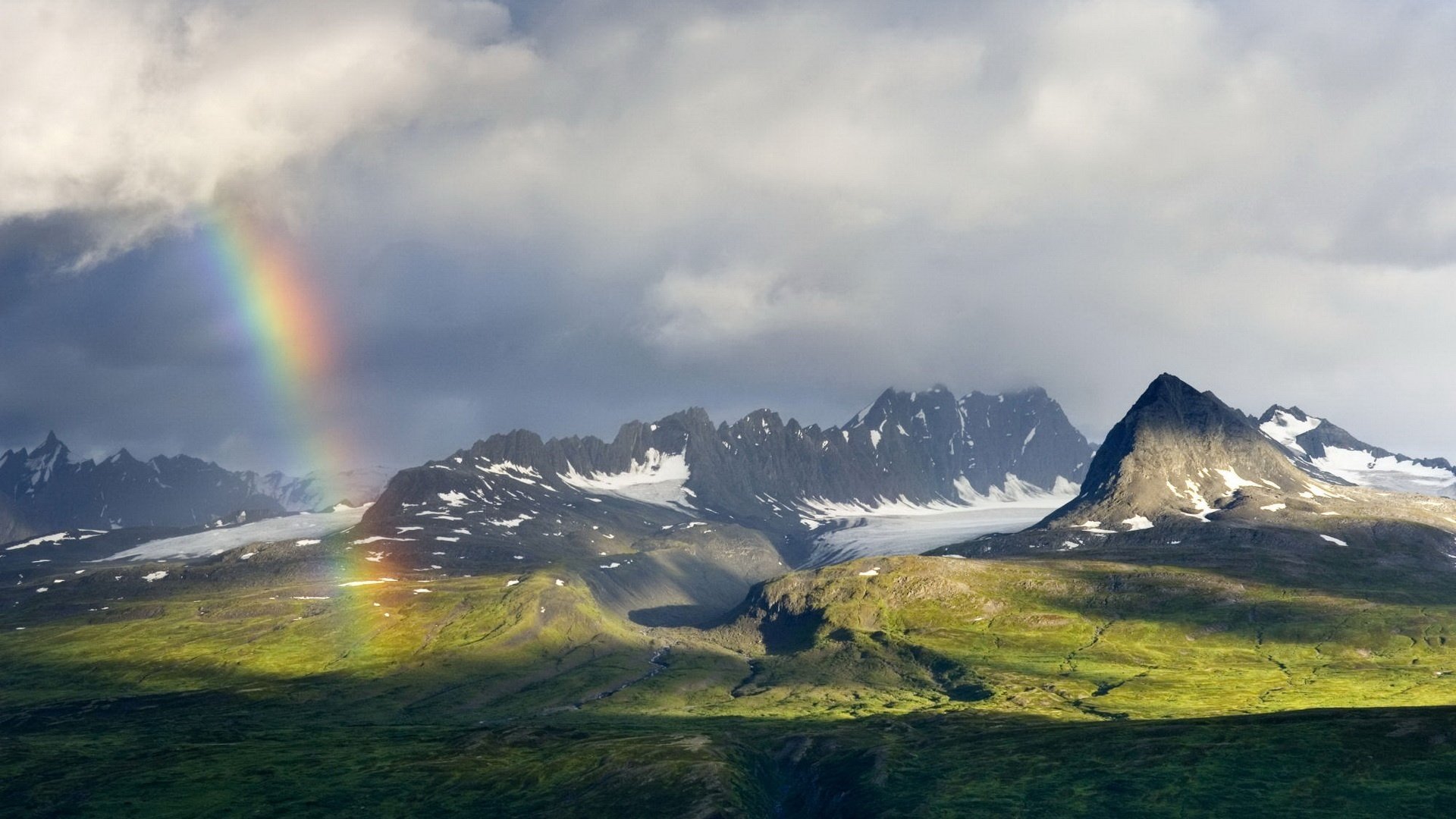 arc-en-ciel après la pluie montagnes nuages sommets prairie pentes