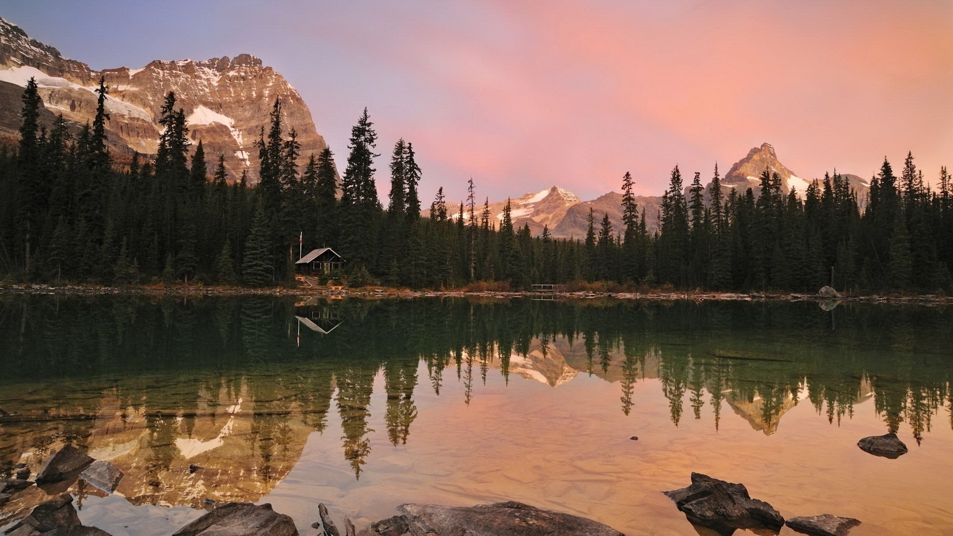 fondo de piedra forma plana espiga montaña bosque agua lago reflexión agua clara cielo rosa rocas abeto paisaje naturaleza belleza