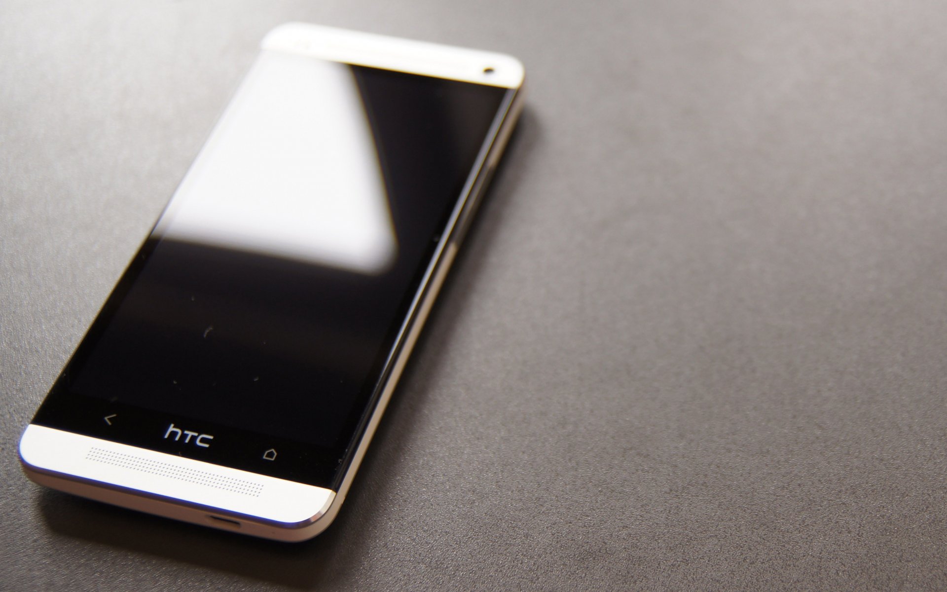 htc one smartphone élégant poussière