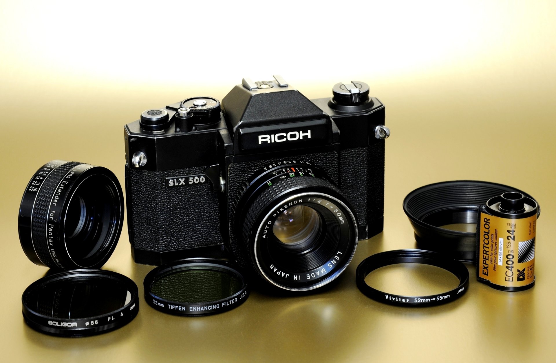 ricoh slx 500 espejo mecánico película cámara año 1976 obturador vertical persianas metálicas lente rikenon 50mm f / 2 anillos película fotográfica fondo