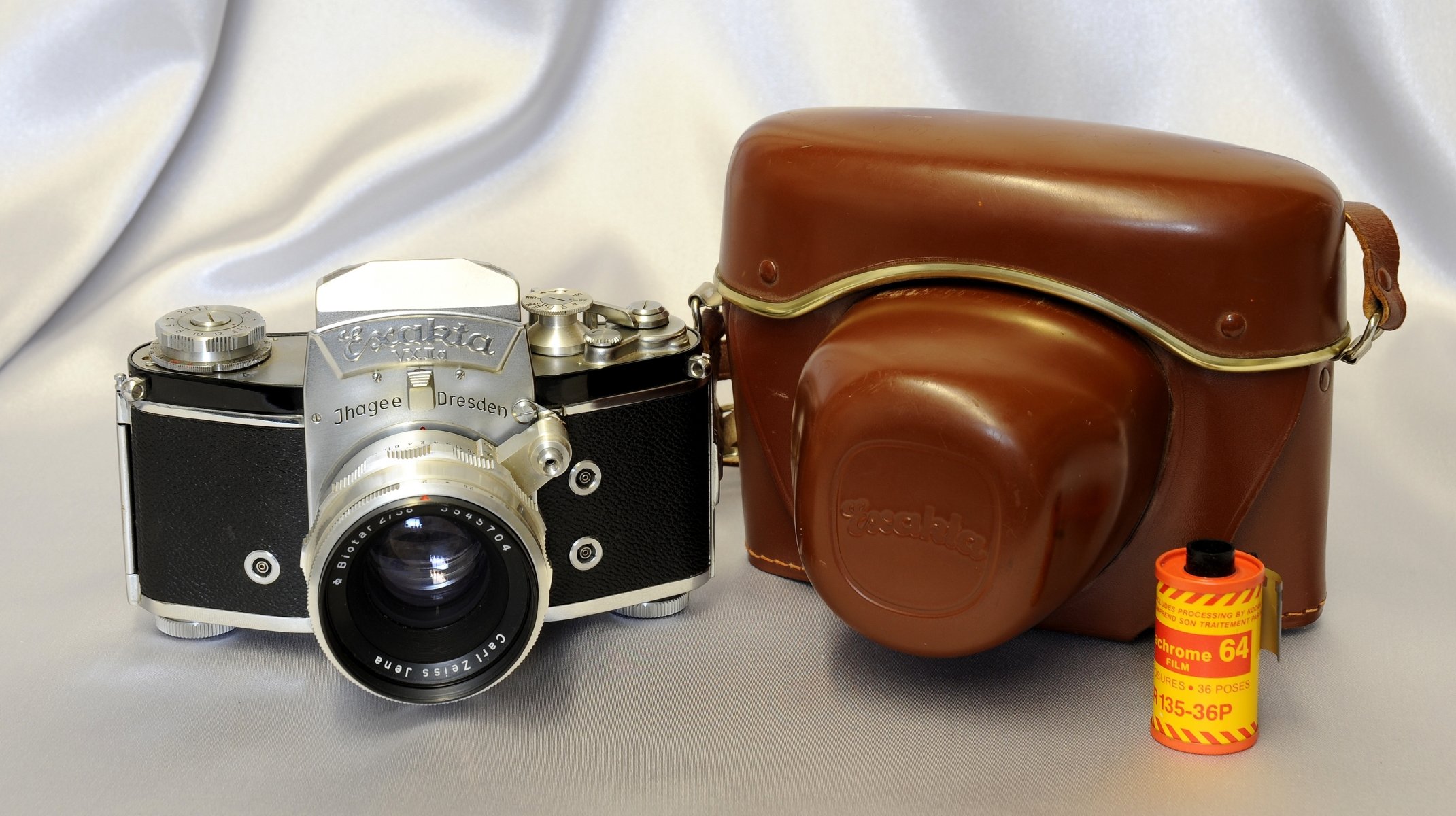 exakta vx iia slr fotocamera obiettivo carl zeiss jena biotar 58 f / 2 velocità b t 1000 rallentatore 10 a carica manuale 1957 germania custodia pellicola sfondo