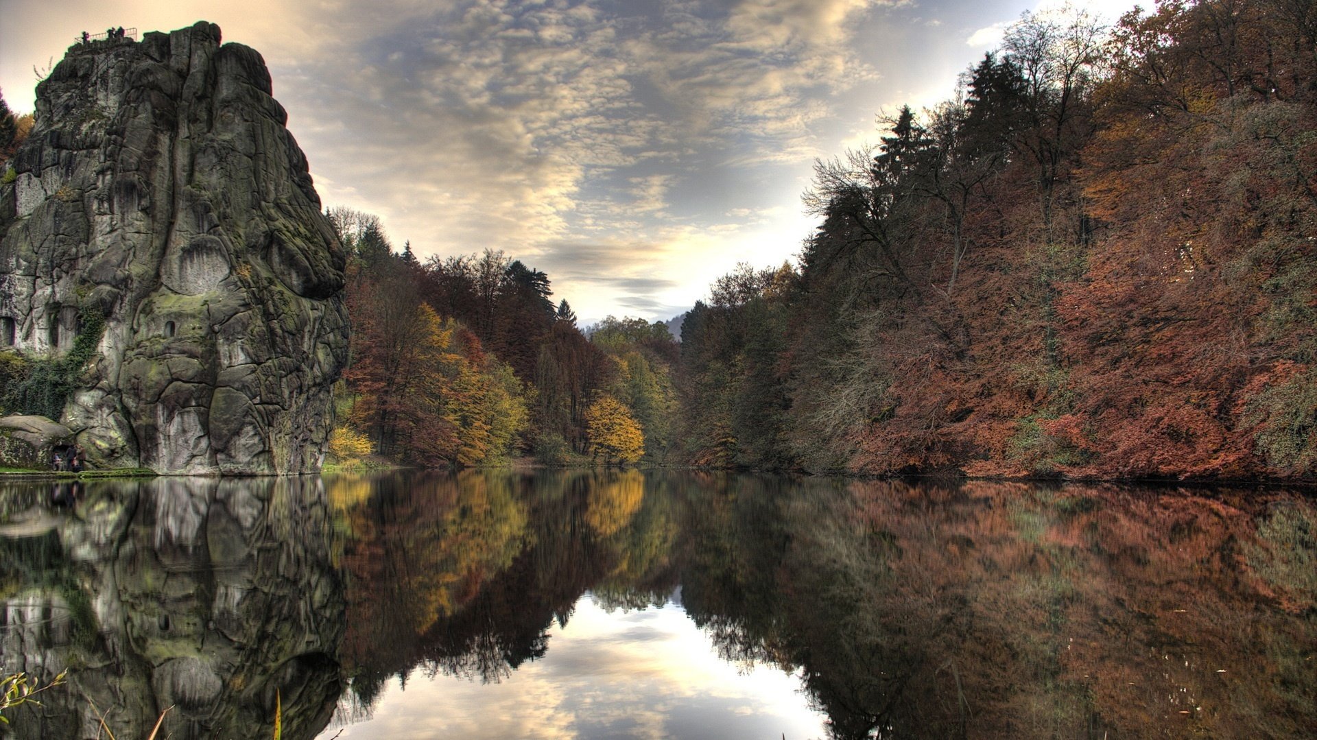 bäume auf dem wasser abplatzungen glaswasser berge wald wasser herbst himmel wolken reflexion glatte oberfläche see felsen bäume landschaft