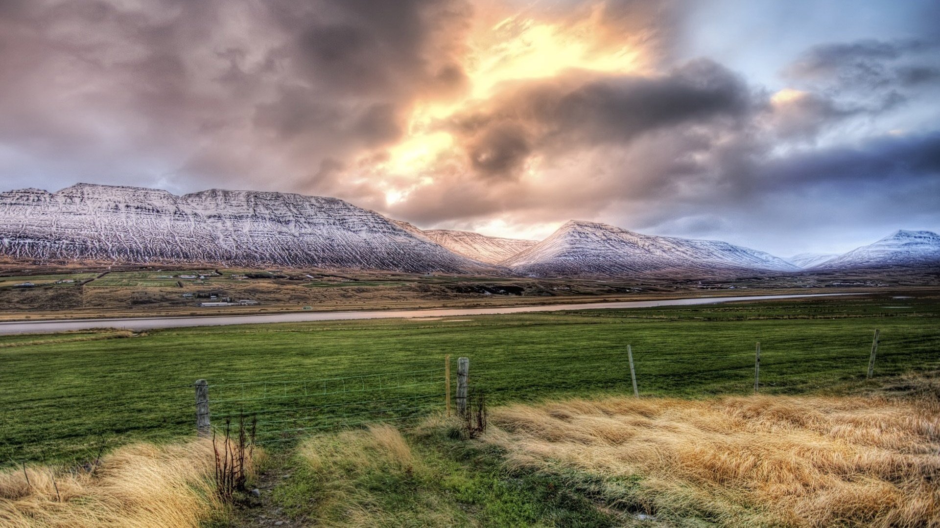 à la veille de la tempête le vent vole l herbe la route le ciel les montagnes le champ