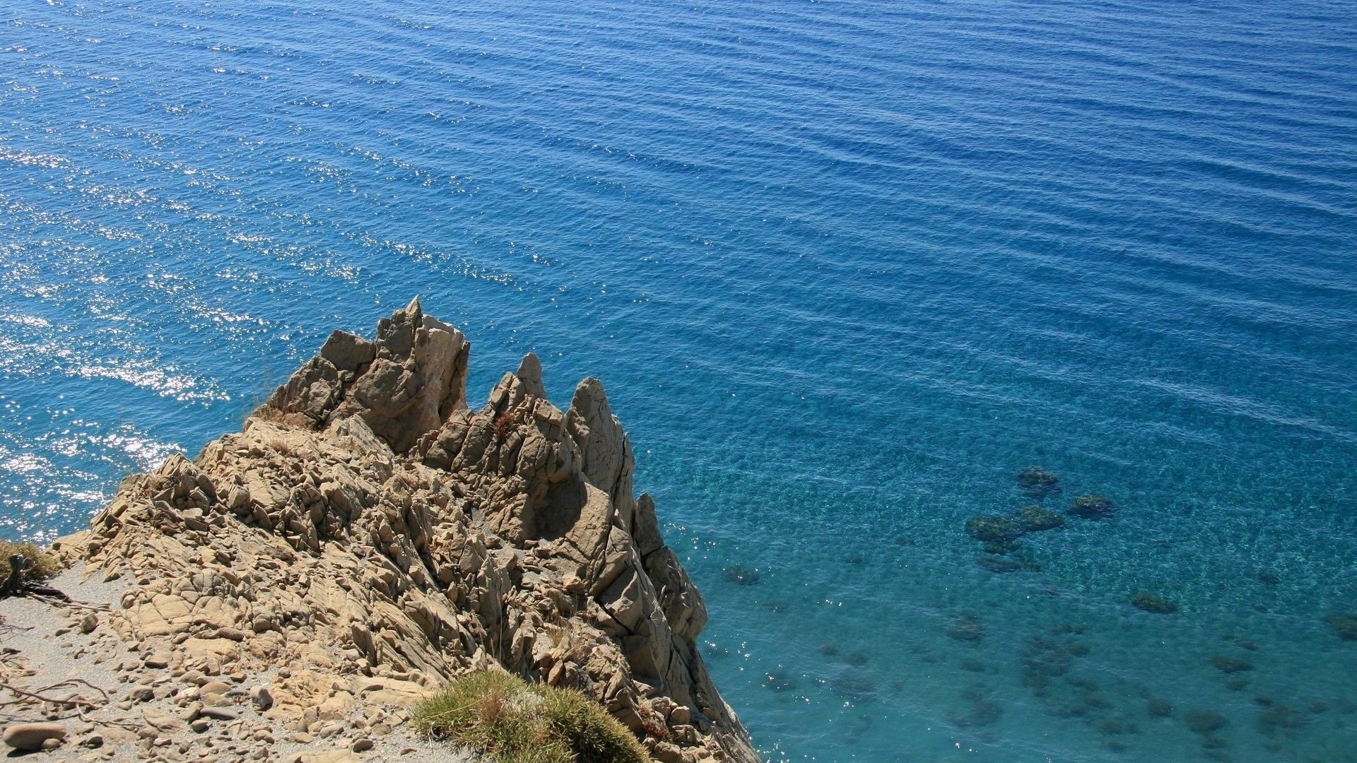 petites vagues parc réserve naturelle eau de mer eau mer roche falaise au dessus altitude eau bleue été le fond paysage paysage