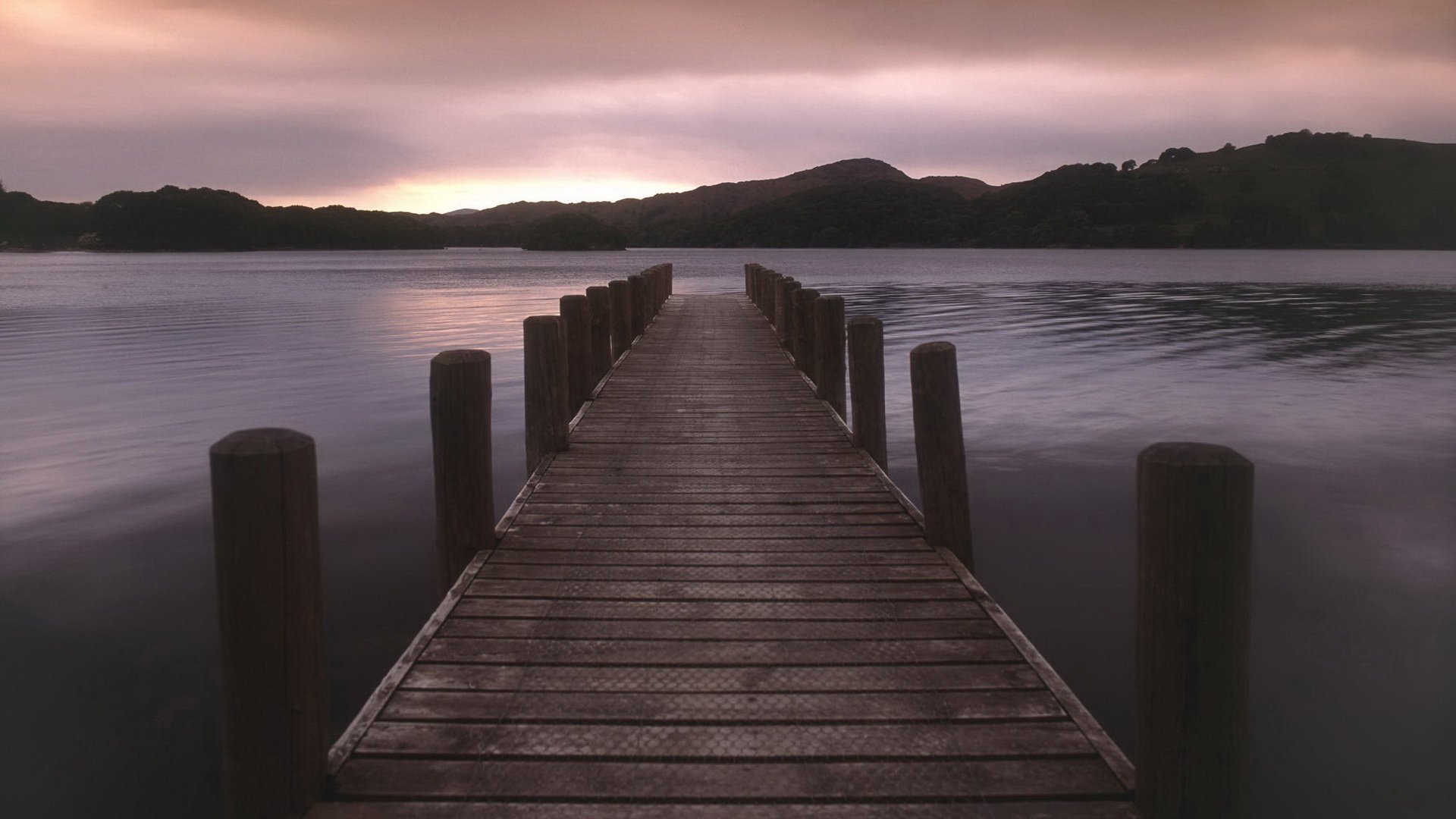 lugar favorito muelle de madera tranquilidad puesta de sol silencio noche montañas muelle romance