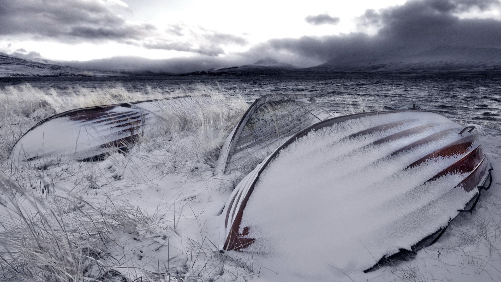 barcos boca abajo velo de nieve nubes oscuras invierno frío noche escarcha viento campo