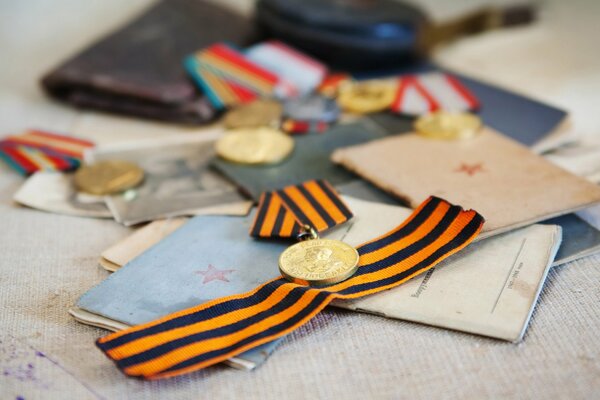 Orden und Medaillen für den Feiertag am 9. Mai