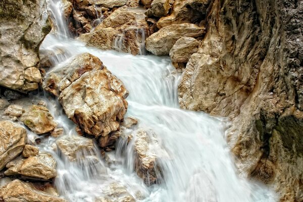 Водопад среди коричневых скал