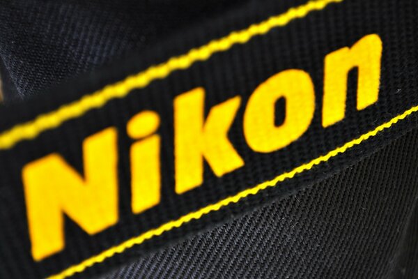 Nikon-Schriftzug in gelb auf schwarzem Hintergrund