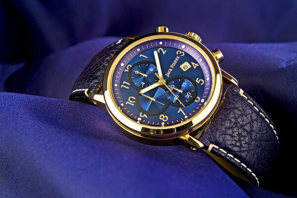 Orologio su sfondo blu velluto