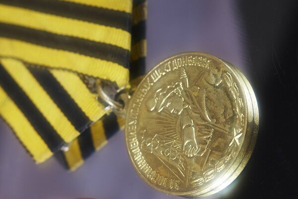 Medaille für den Bergmann des Donbass auf dem St. Georg-Band