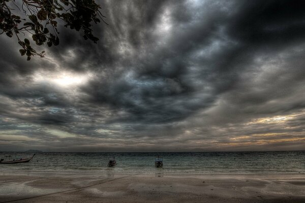 Cielo con nubes de tormenta sobre la costa