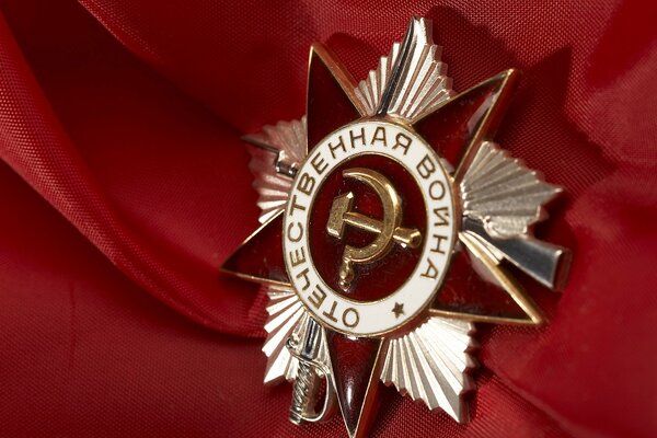 Médaille de la guerre patriotique sur fond rouge