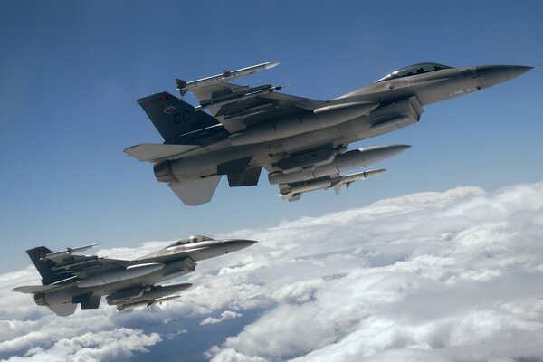 Aereo F-16 fighting falcon in volo sopra le nuvole