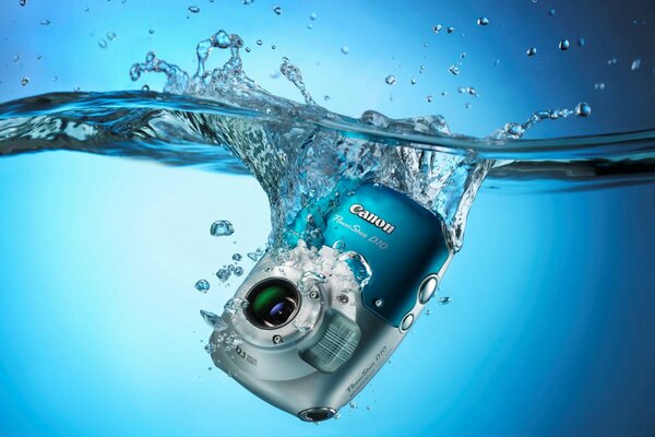 La cámara digital de Canon cae al agua con salpicaduras