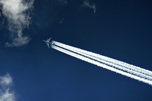 Rastro en el cielo azul del vuelo del avión an-225