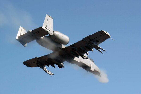 In diesem blauen Himmel sehen wir einen grauen Kampfflugzeug. Sieht gut aus und verdient es genau, ein Desktop-Hintergrund zu sein