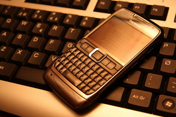 Nokia e71 лежит на клавиатуре