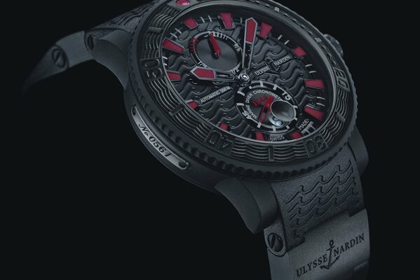 Reloj negro ulysse nardin primer plano