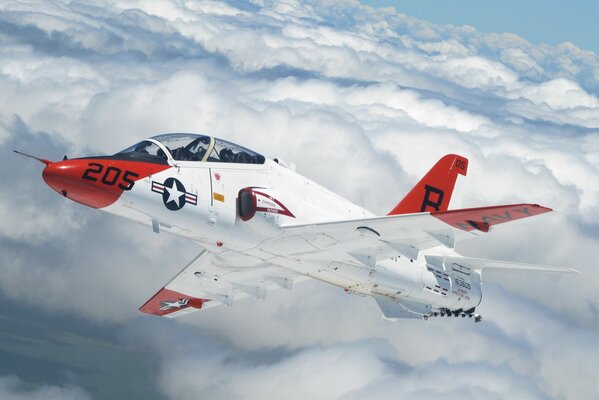 Hermoso avión blanco y rojo en las nubes