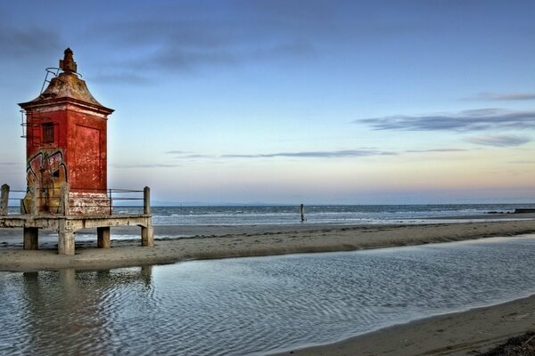 Baie de la mer et le phare rouge