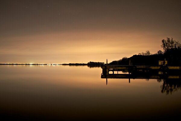 Les lumières de la ville nocturne se reflètent dans le lac