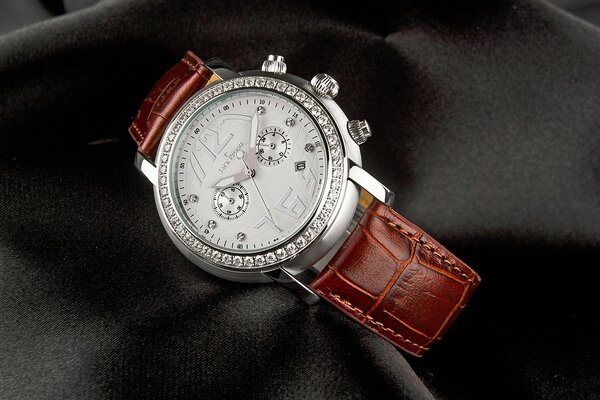 Hermoso reloj de cuero con diamantes