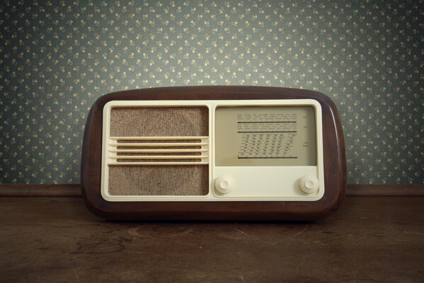 Radio de estilo retro en el salario de madera