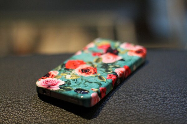 IPhone con una bella custodia su cui sono raffigurate le rose