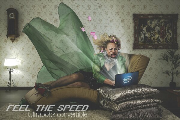 Eine Frau mit einem Lockenwickler wird von der Geschwindigkeit des Internets in einem Laptop weggeblasen
