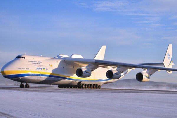 Flugzeug an-225 auf der Landebahn