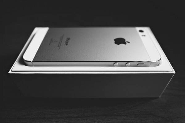 Telefon Apple z oryginalnym pudełkiem