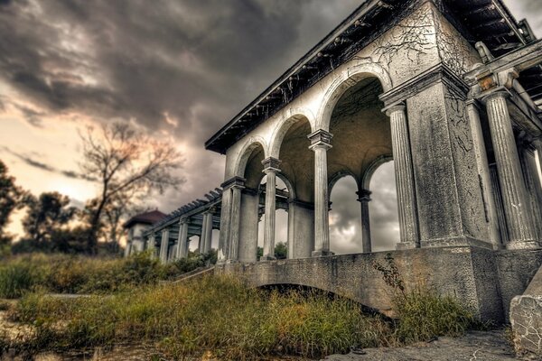 Vecchio edificio sullo sfondo di una bella natura