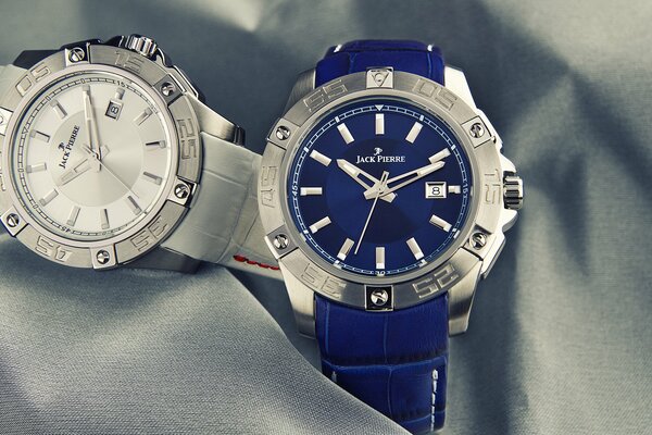 Une paire de montres, bleu et argent