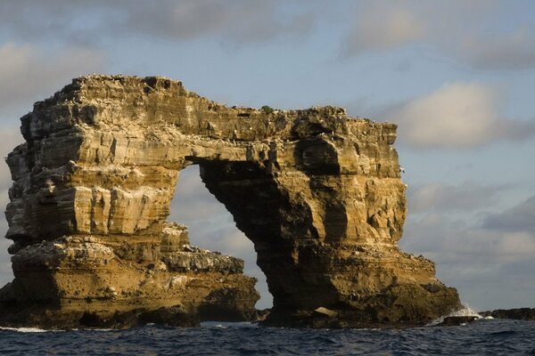 Rocher de pierre-arche dans la mer
