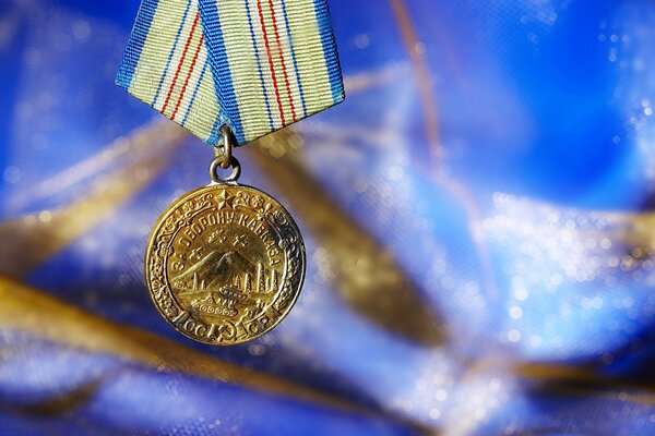 Medalla de defensa del Cáucaso con montañas y aviones