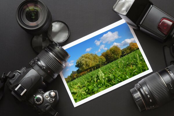 Aparat z lampą błyskową, obiektywem, obiektywem, fotografia na stole