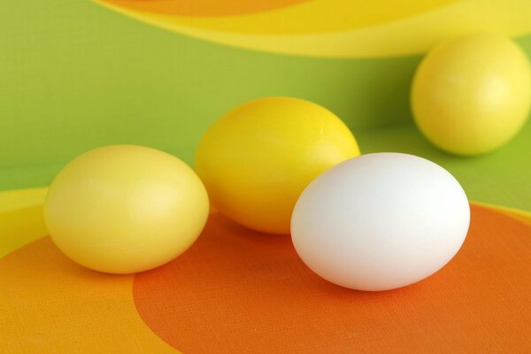 Gelbe und weiße Eier auf gelbem Hintergrund