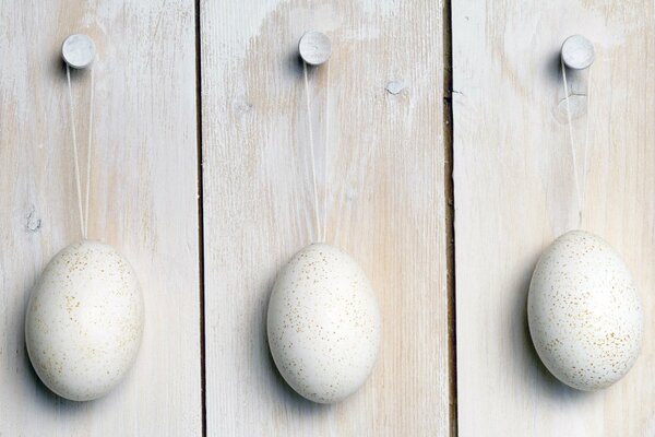 Tre uova su assi di legno