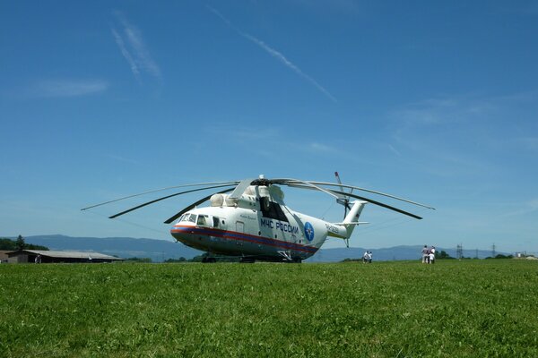 Śmigłowiec Mi-26 mes wylądował w górach na łące, by ratować ludzi