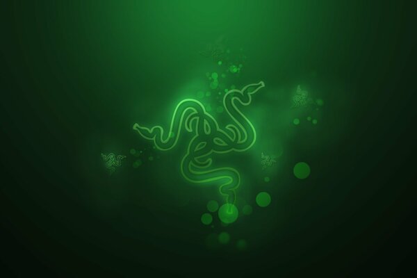 Забавный арт на тему микромира - трёхголовая змея на зелёном фоне