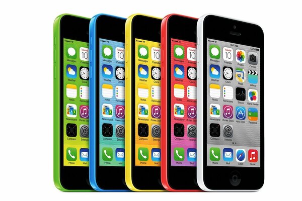 Cinq iPhones de différentes couleurs sur fond clair