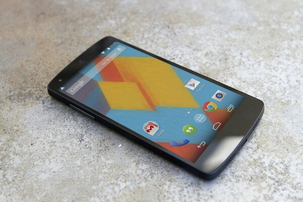 Telefono Nexus 5 su sfondo chiaro