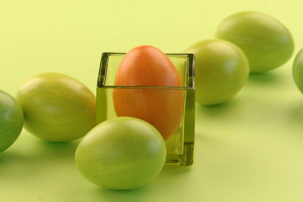 Oeufs de Pâques multicolores sur la table