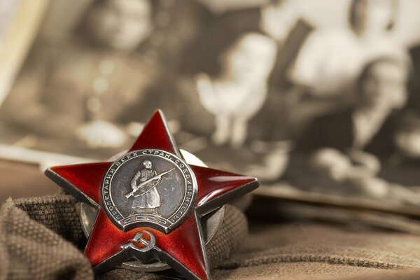 Orden de la estrella roja en el fondo de una foto borrosa