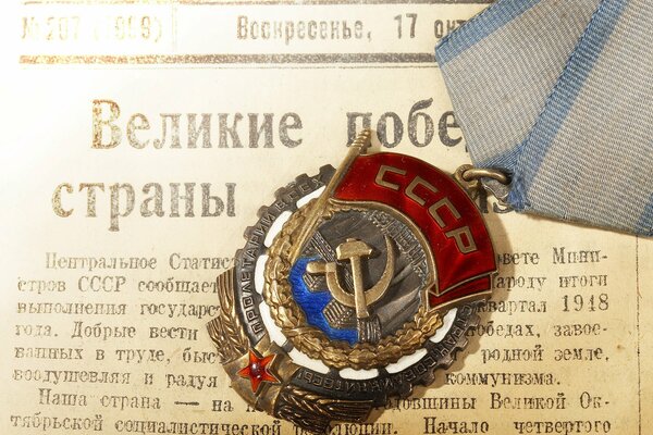Medal ZSRR na dzień zwycięstwa na tle starej gazety