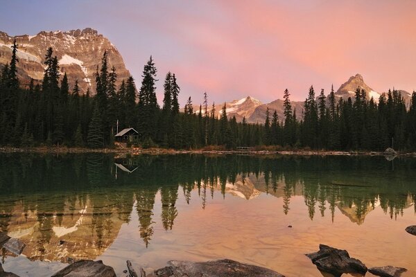 Coucher de soleil au bord du lac dans les montagnes