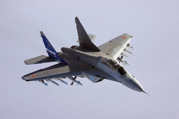 Avion volant MIG-35 sur fond de ciel violet