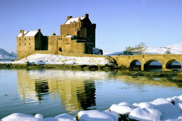 Schloss aus Stein und Teich im Winter